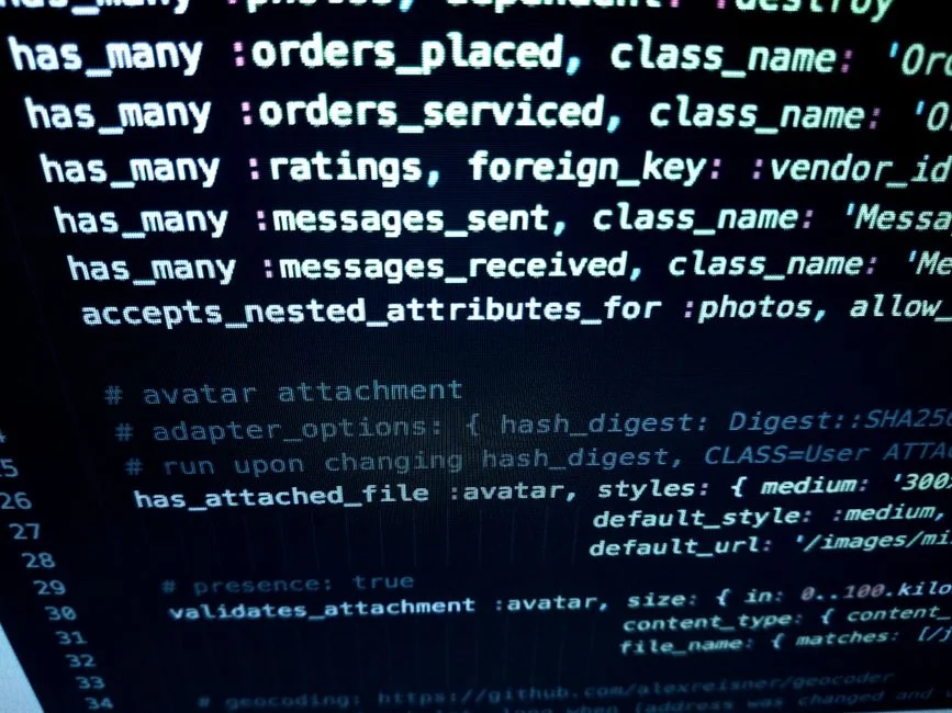 Des blocs en bois formant web design mettent en valeur de façon créative un concept de design numérique.